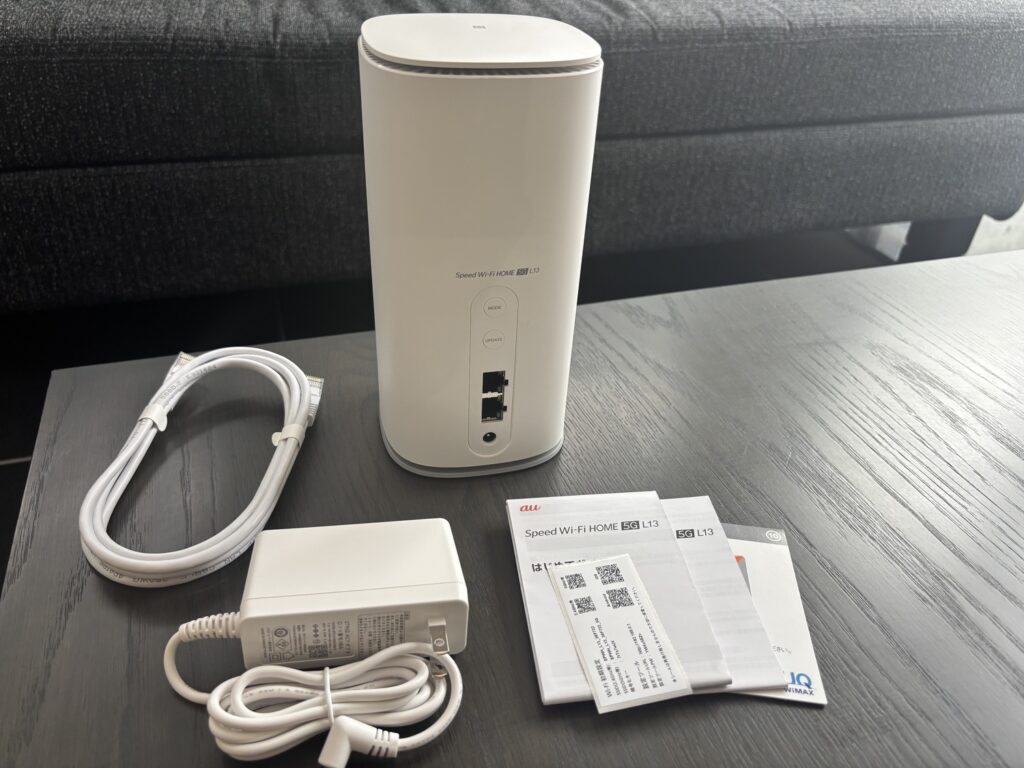 ホームルーター本体と同梱物