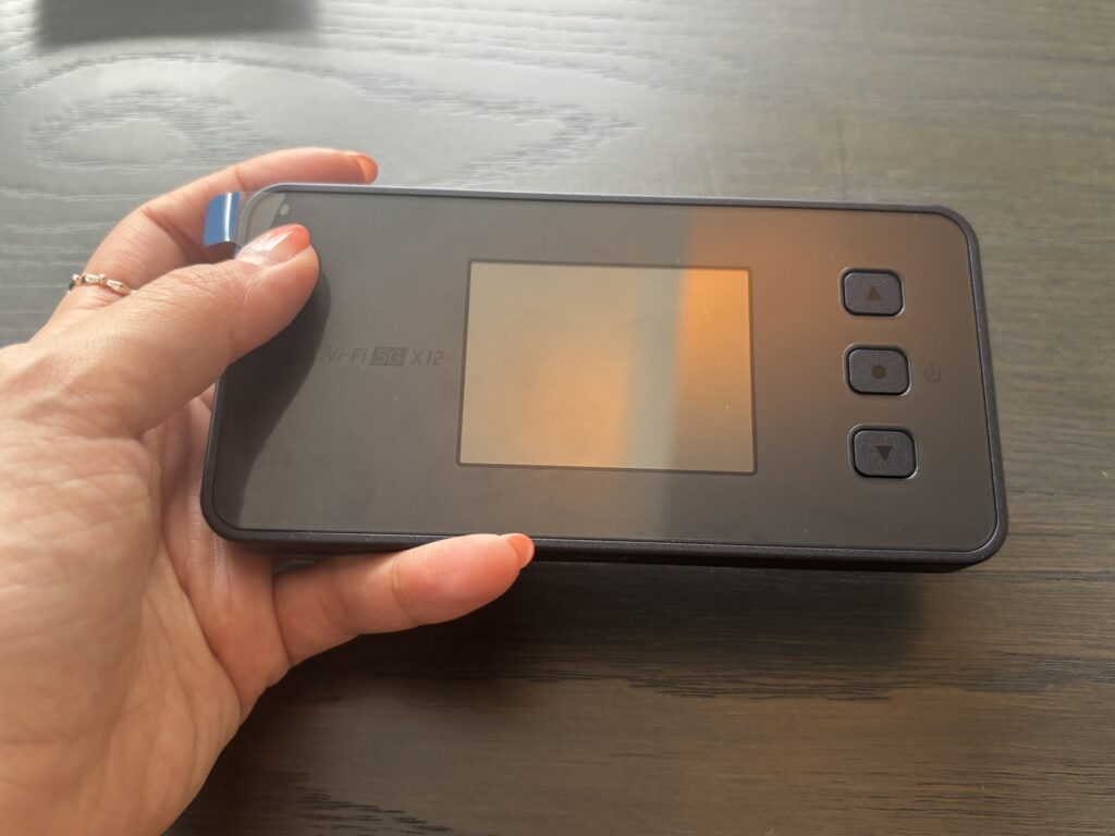 Speed-Wi-Fi-HOME-x12-hold