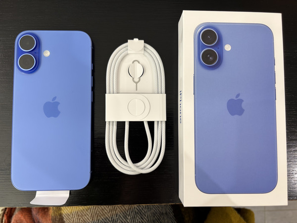 iPhone16 箱と本体とコード