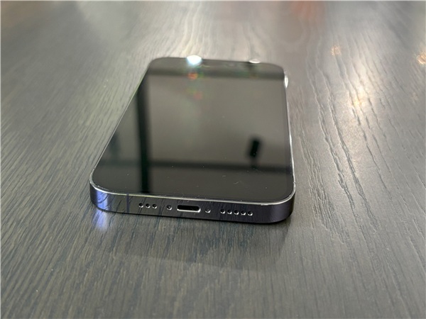 iPhone14 Pro レビュー　iPhone 14 Proの下面