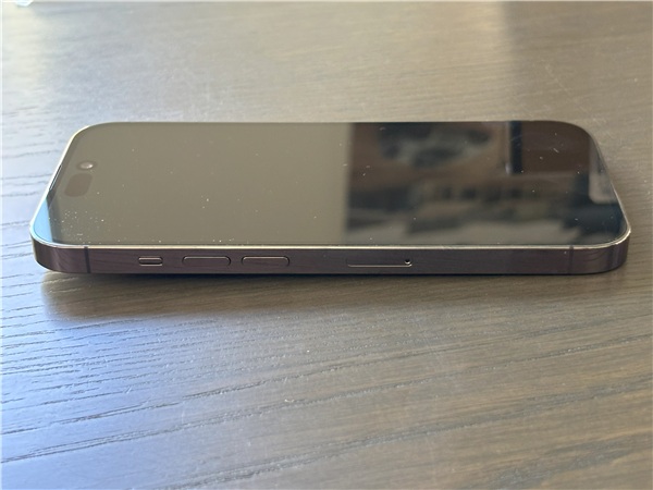 iPhone14 Pro レビュー　iPhone 14 Proの左側面