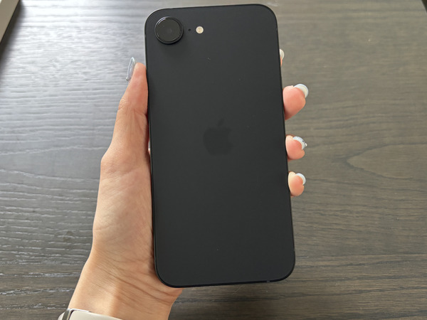 手で持ったiPhone16e